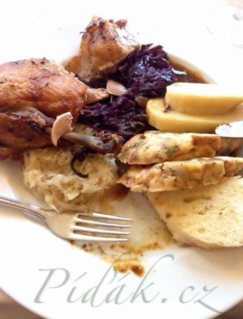 1. obrázek Kachnička s třemi druhy knedlíků a dvěma druhy zelí