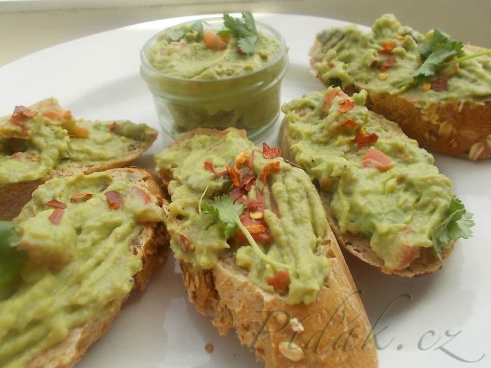 1. obrázek Guacalome- avokádový dip s feferonkou nebo s česnekem, podávaný na celozrnném pečivu