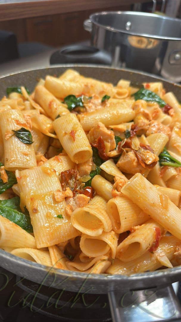 1. obrázek Těstoviny s lososem a rajčaty 