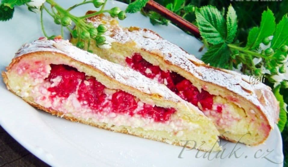 1. obrázek Sladký kysnutý tvarohový polmesiac