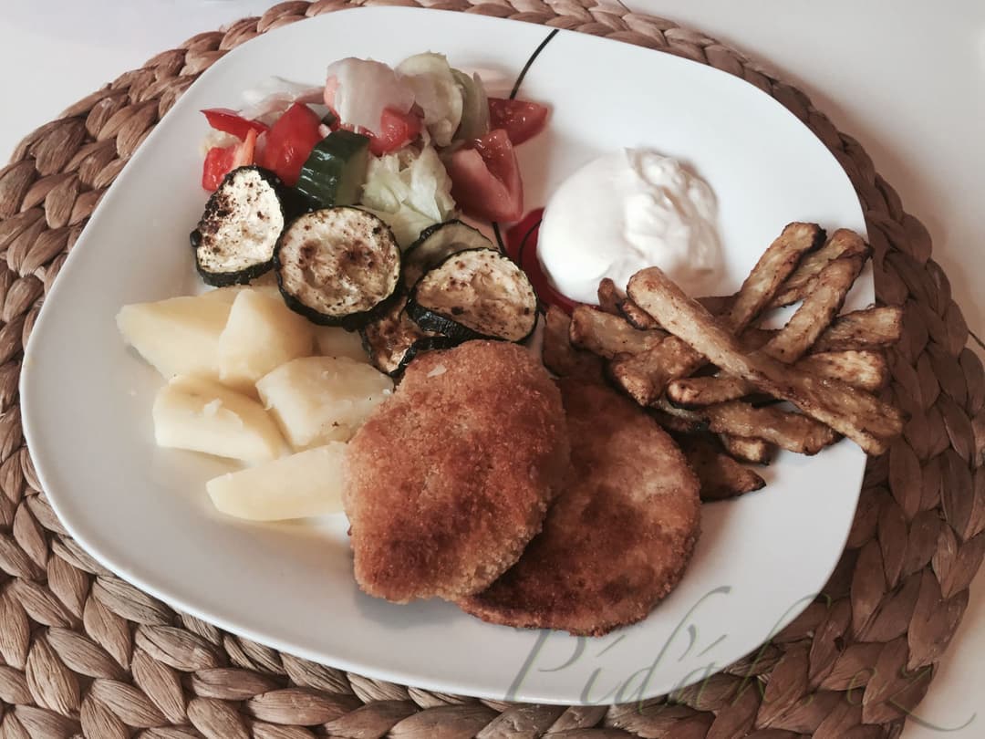 1. obrázek Šmakoun s celerovými hranolky cuketou a salátem