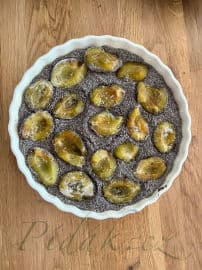 5. obrázek Perníkový koláč se švestkami a mákem