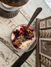 3. obrázek Jogurtový crumble dezert s lesním ovocem 