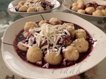 Obrázek Tvarohové knedlíky s borůvkovým rozvarem 