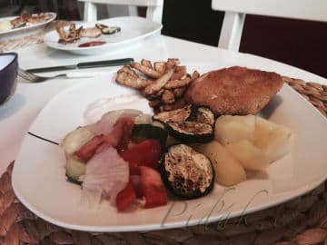 7. obrázek Šmakoun s celerovými hranolky cuketou a salátem