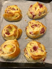 10. obrázek Kynutí  šneci s pudinkem, malinami a  cukrovou polevou