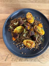 3. obrázek Teplý čočkový salát s pečeným bramborem a masovými kuličkami