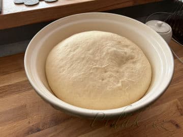 2. obrázek Kynutí  šneci s pudinkem, malinami a  cukrovou polevou