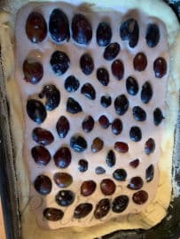 4. obrázek Kynutý koláč se švestkami a tvarohem 